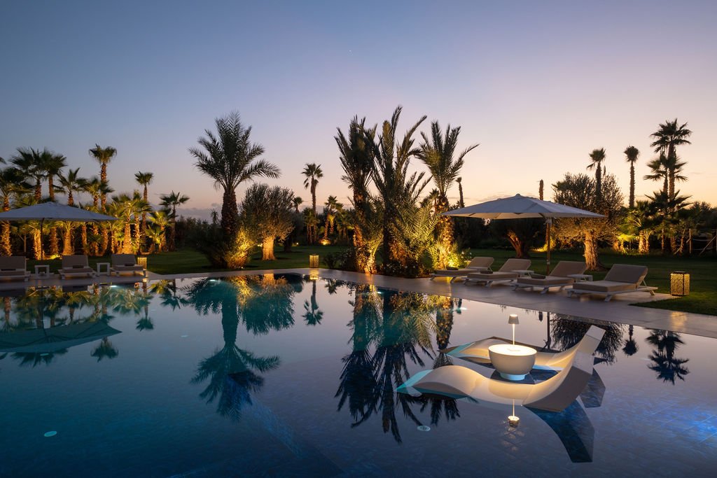 Piscine de la villa éclairée de nuit, Marrakech