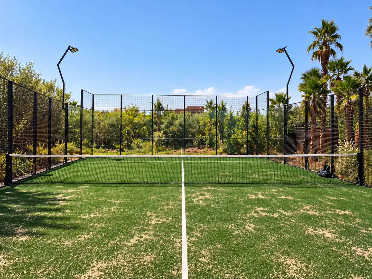 Terrain de padel privé de la villa, entre palmiers et oliviers